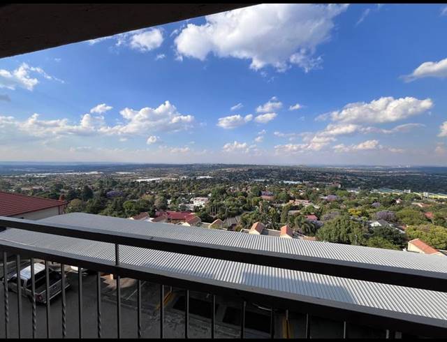 2 BEDROOM TOWNHOUSE FOR SALE IN CONSTANTIA KLOOF